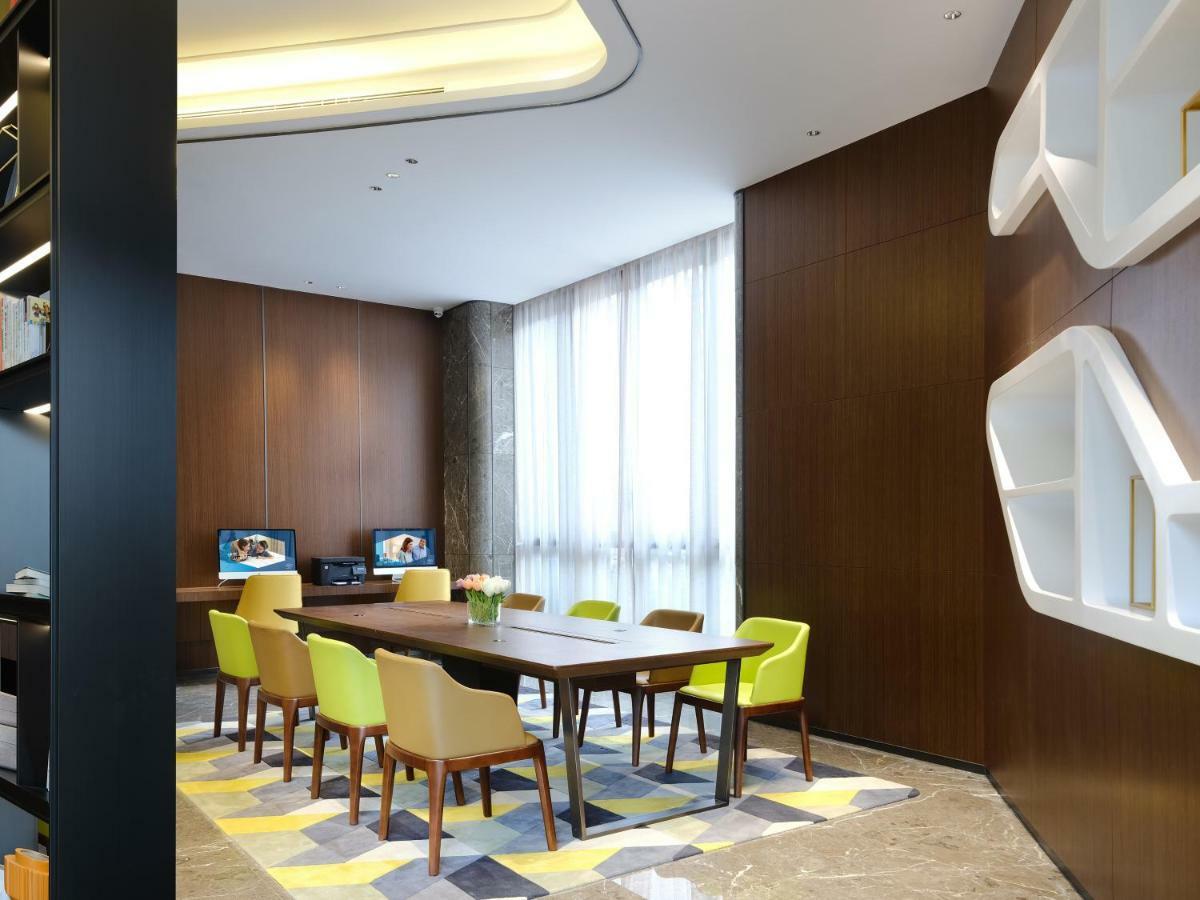 Отель Hampton By Hilton Guangzhou Dongxiaonan Экстерьер фото